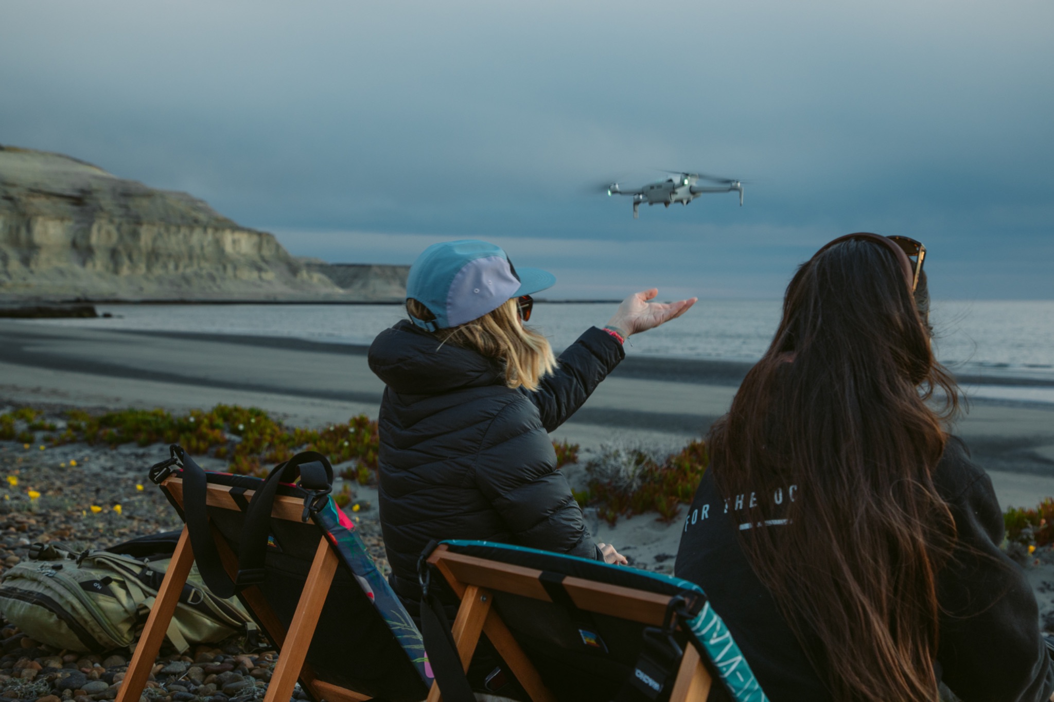 Mery volando un dron sobre los acantilados.